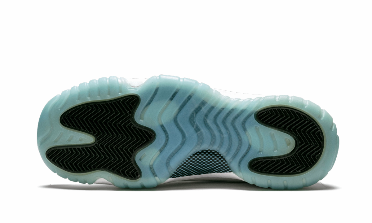 Air Jordan 11 Retro GS "Legend Blue" running in humid weather