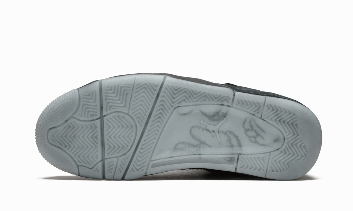 Neutral Look Air Jordan 4 Retro "Kaws - Black"