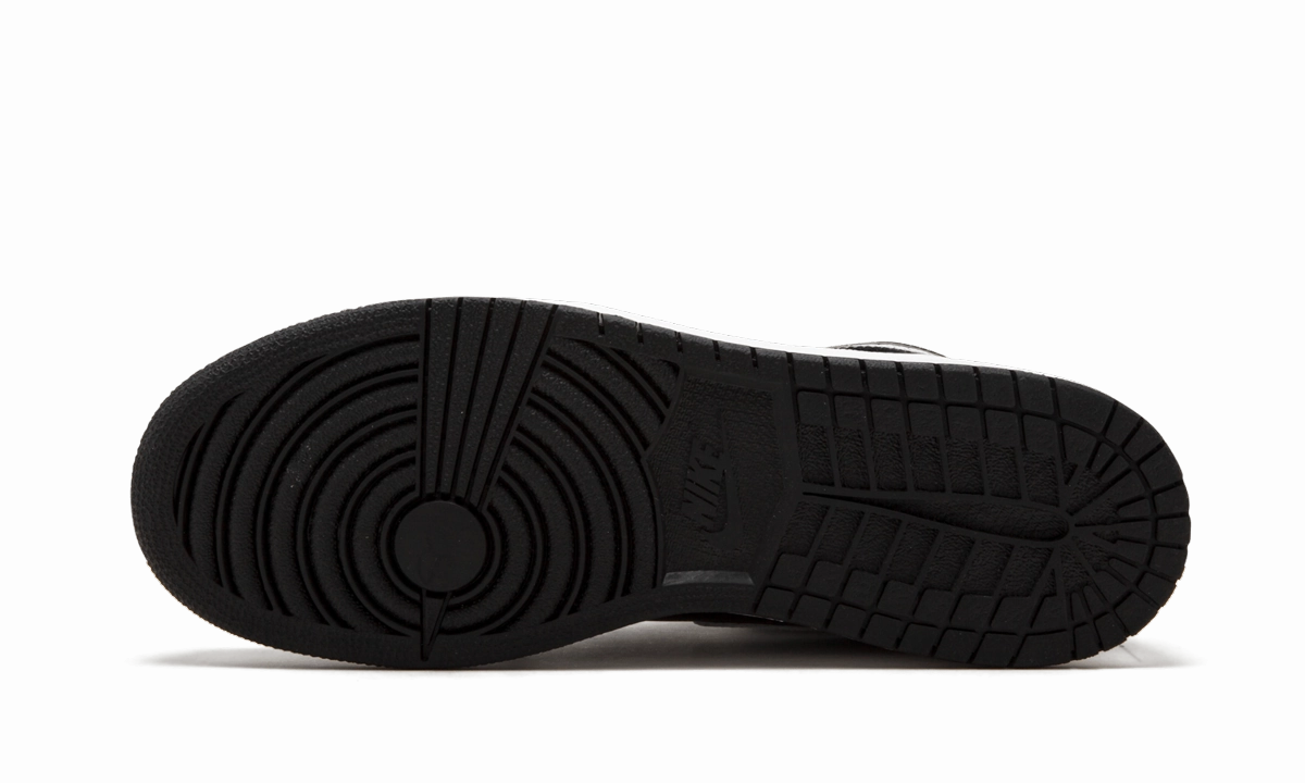 Air Jordan 1 Retro High OG GS "GS BLACK" Structured silhouette