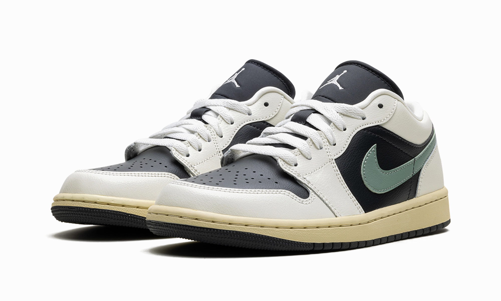 High impact Air Jordan 1 Low WMNS "Jade Smoke"