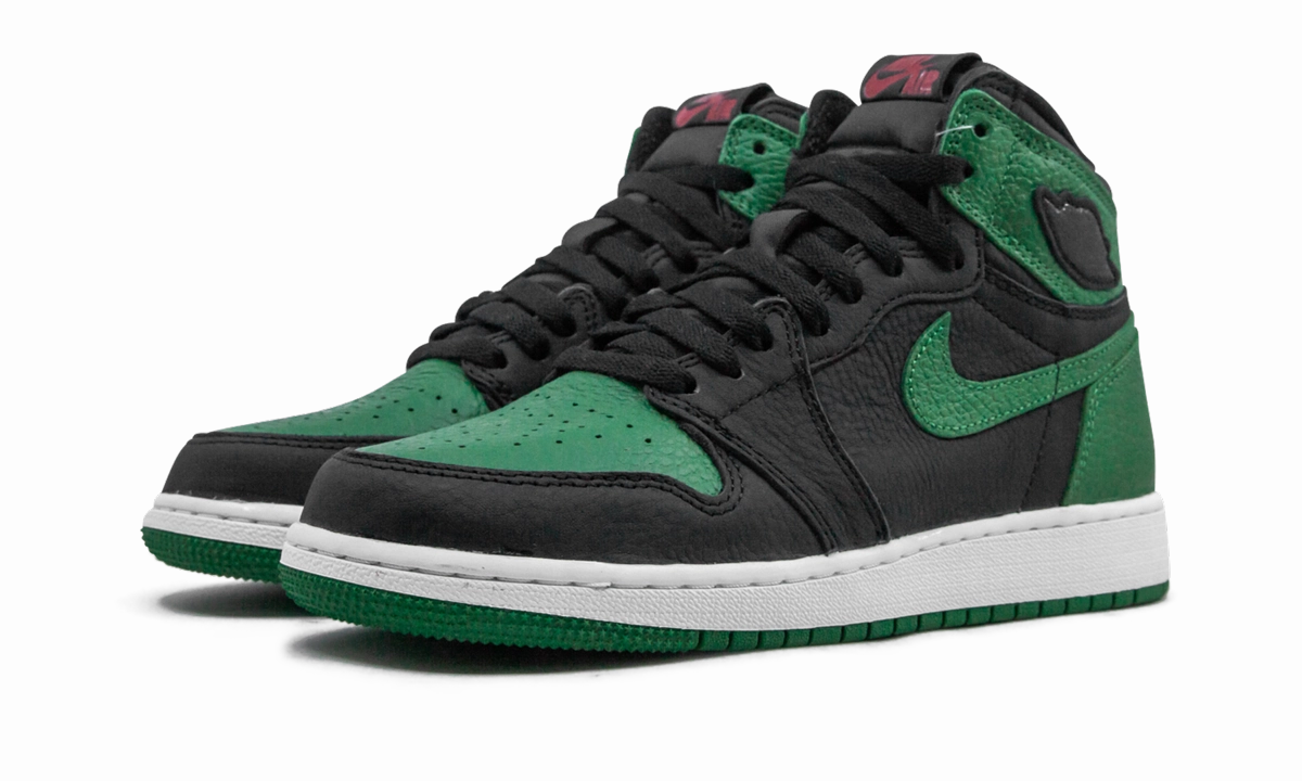 Foot alignment Air Jordan 1 High Retro GS "Pine Green Black"
