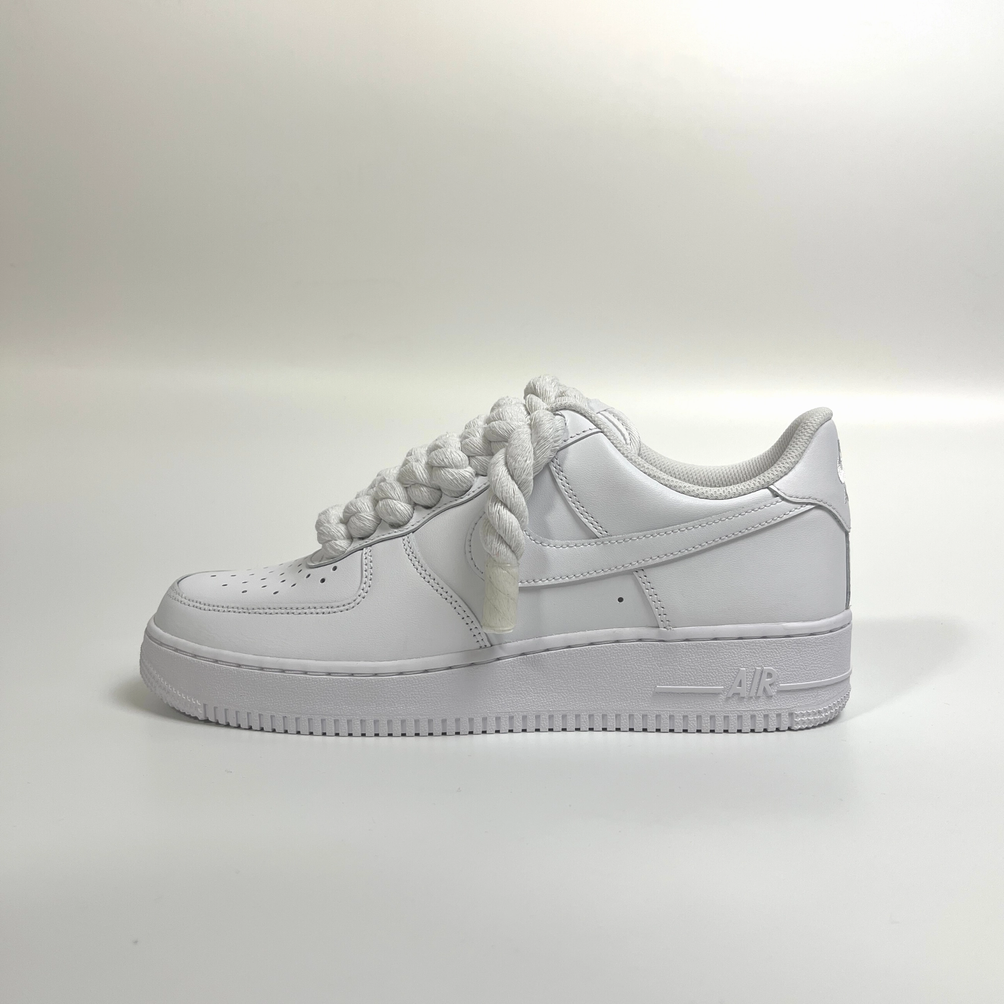 running in a boardwalk area shoes Rope Air Force 1 - Pure White