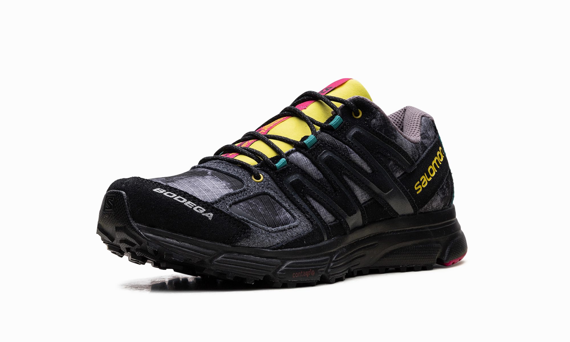 X-Mission 4 "Bodega - Black Yellow" running in a plastic bridge area shoes
