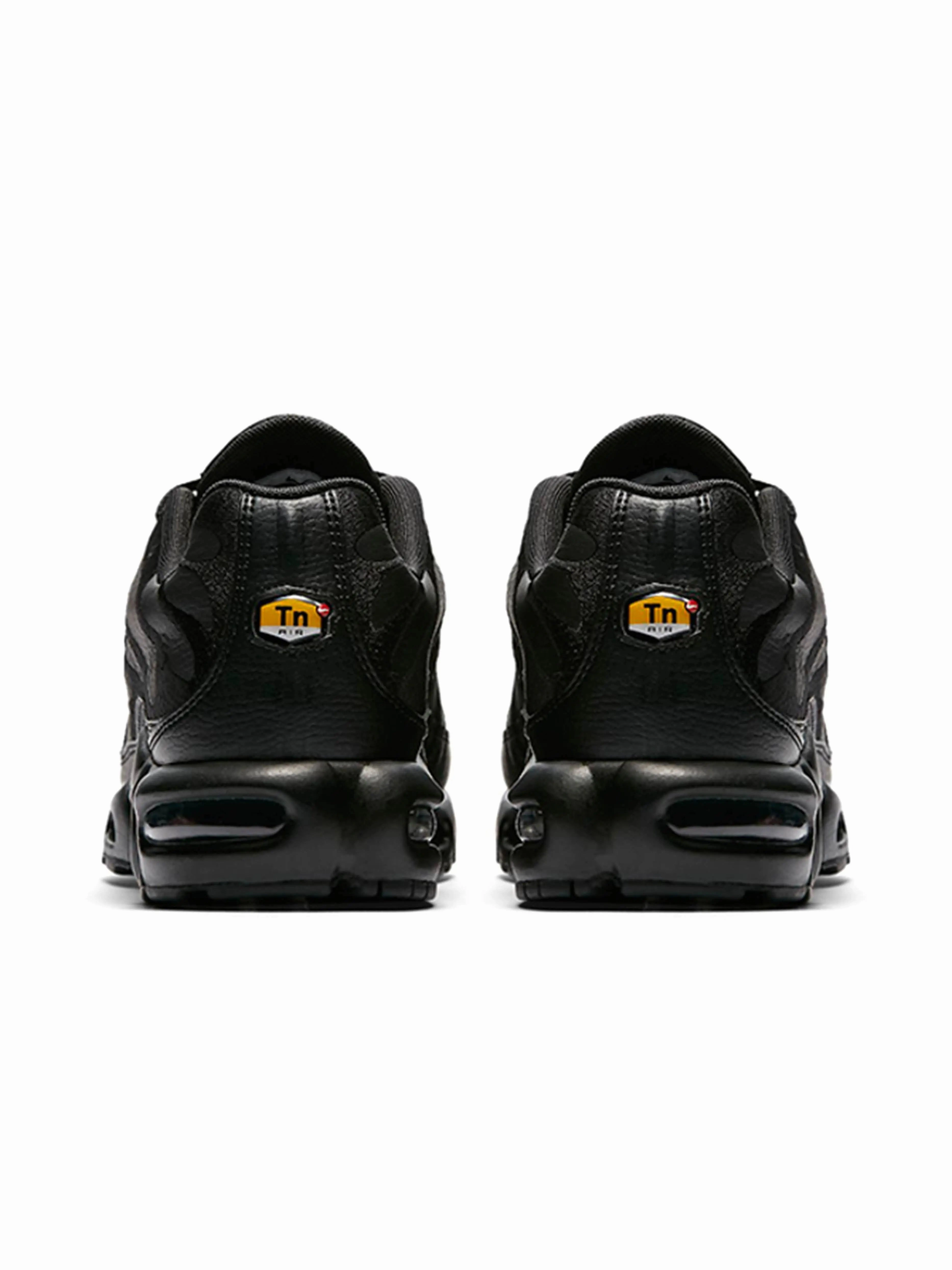 Nike Air Max Plus Triple Black running on dirt shoes Strength