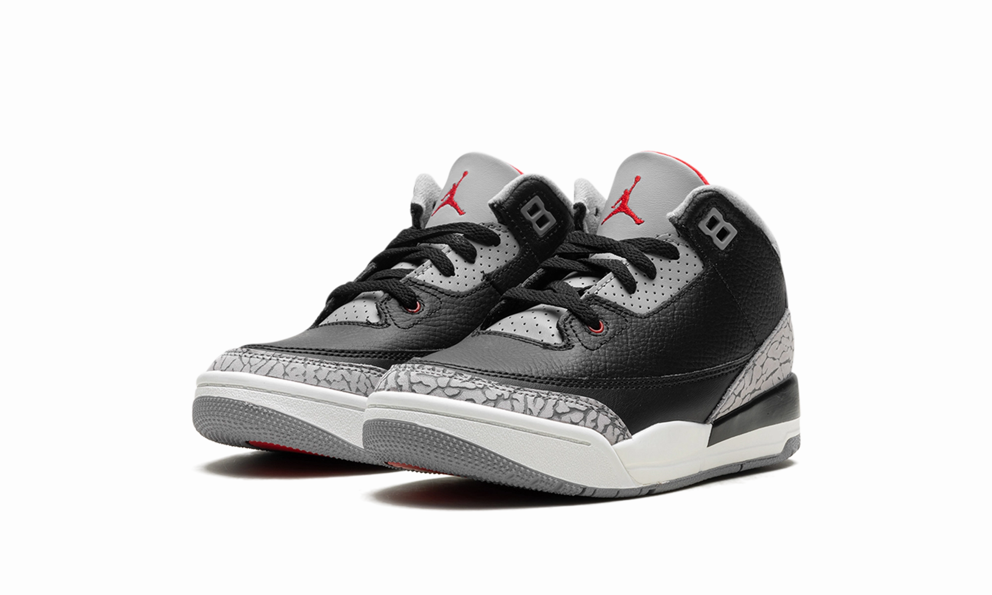 All-weather look Timeless Support Air Jordan 3 PS "Black Cement"