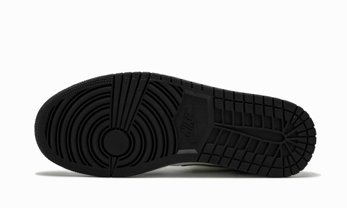 Air Jordan 1 Mid SE "Black Gold Patent Leather" Distinctive Design