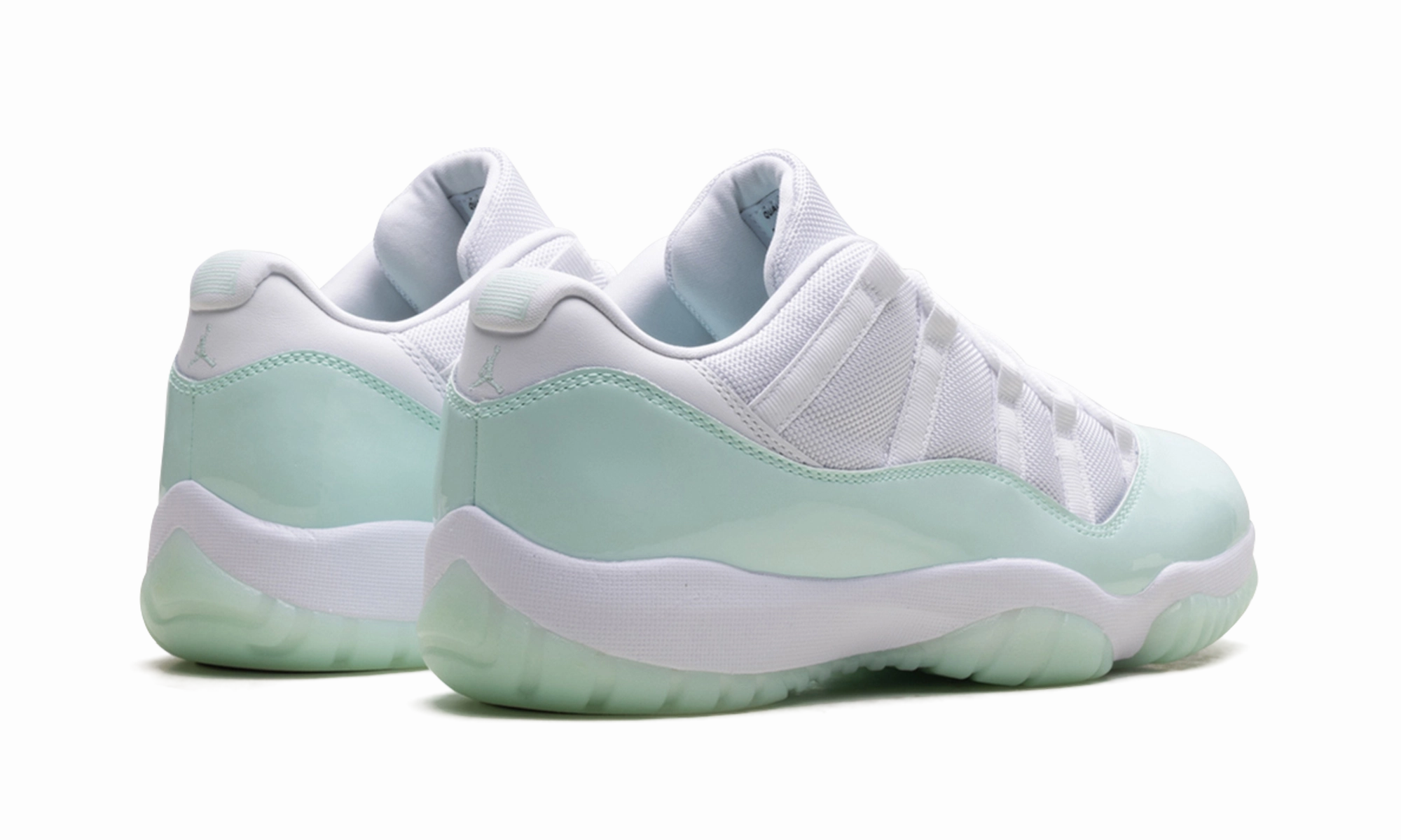 running on a grass track shoes Air Jordan 11 Low WMNS "Igloo"