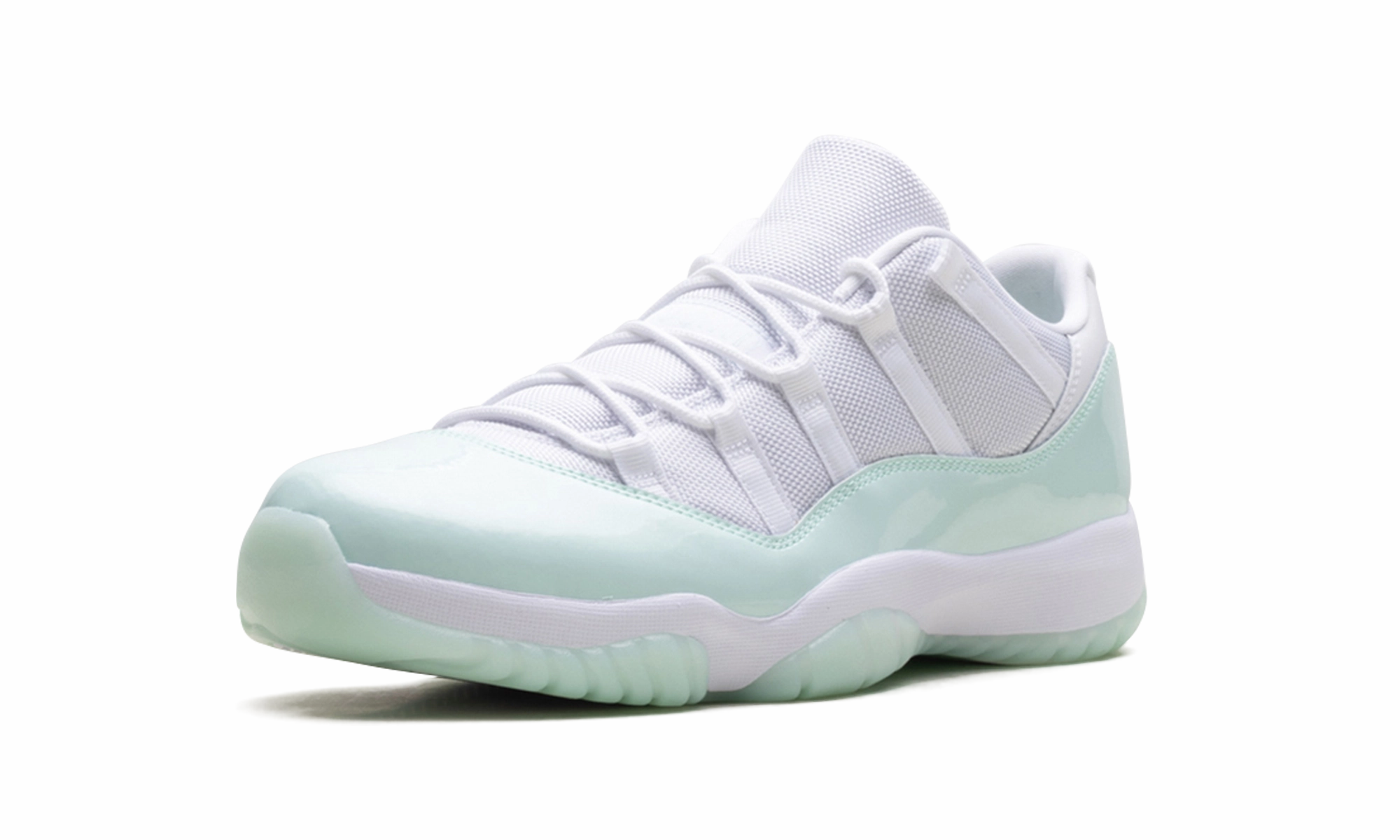 Air Jordan 11 Low WMNS "Igloo" narrow - fit running on a grass track shoes