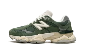 9060 "Green Suede" running - posture