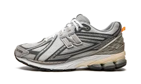 1906R "INVINCIBLE x N.HOOLYWOOD Grey Swan" Date night Knit Upper