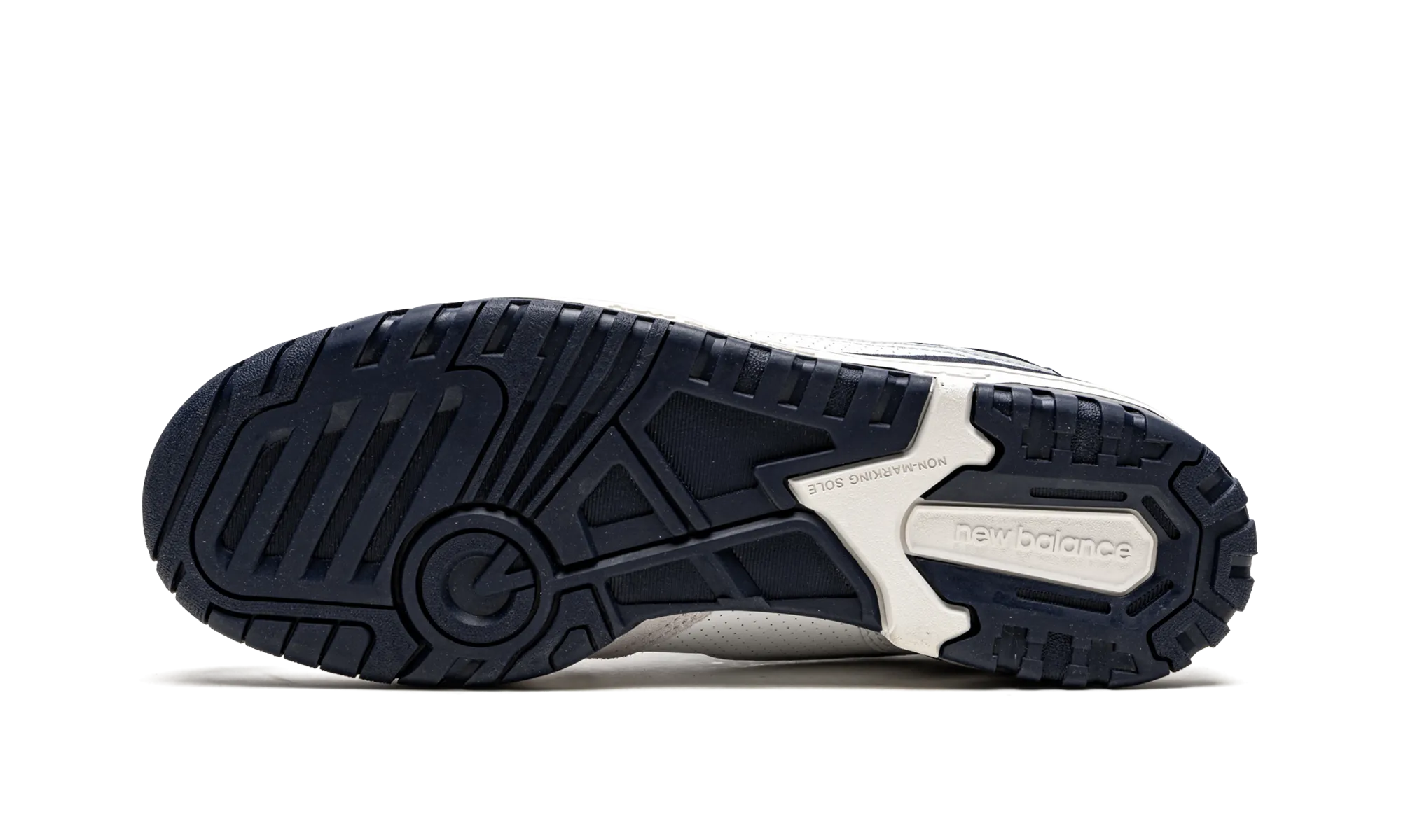 550 "White / Navy Blue" training performance running in a culvert area shoes