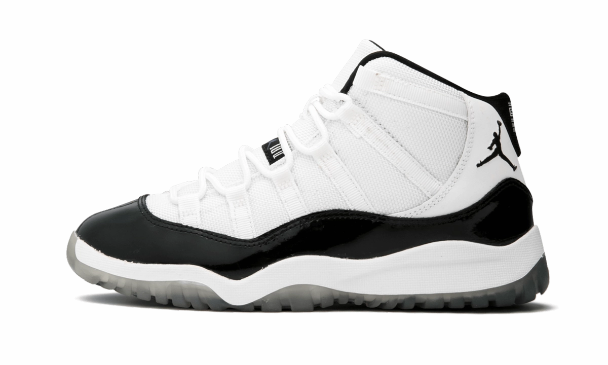 Jordan 11 Retro PS "Concord" jogging in park