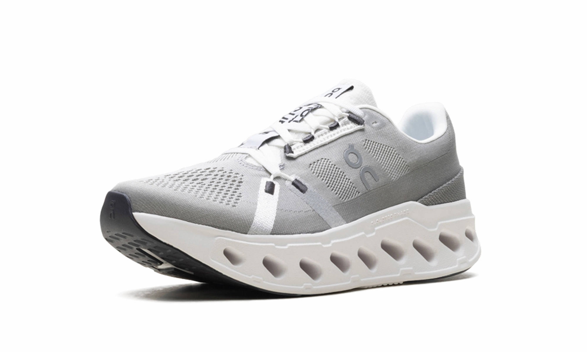 Cloudeclipse WMNS "Alloy White" Trend - Setting running in a taiga area shoes