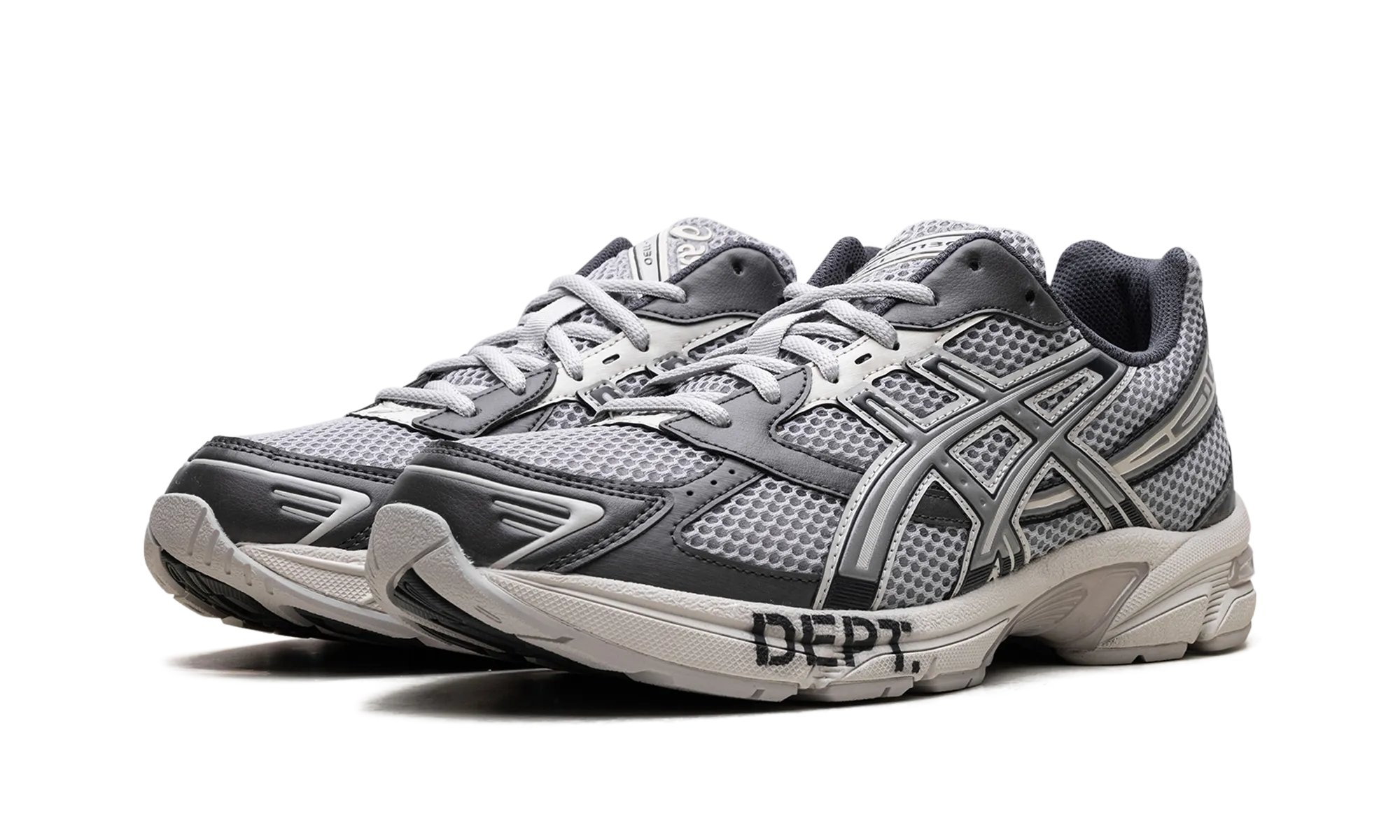 Gel-1130 "Gallery Dept - Oyster Grey (Special Box)" running in a sinter terrace area shoes