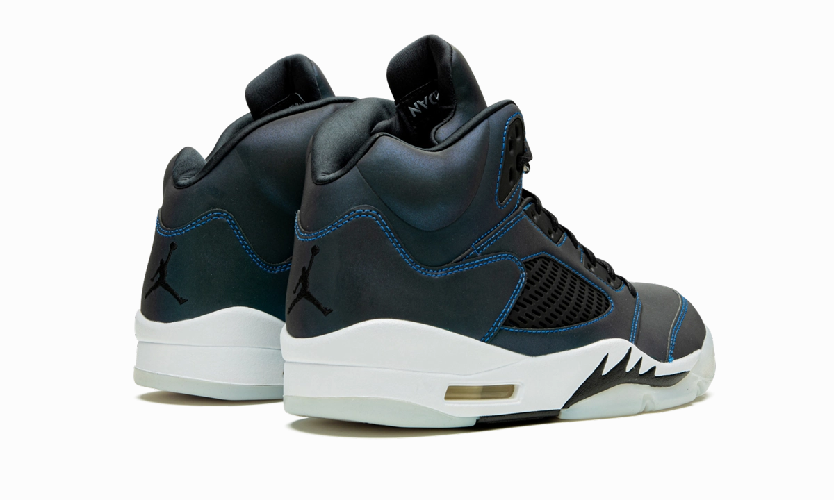 AIR JORDAN 5 RETRO WMNS "Oil Grey" Adaptable to different terrains