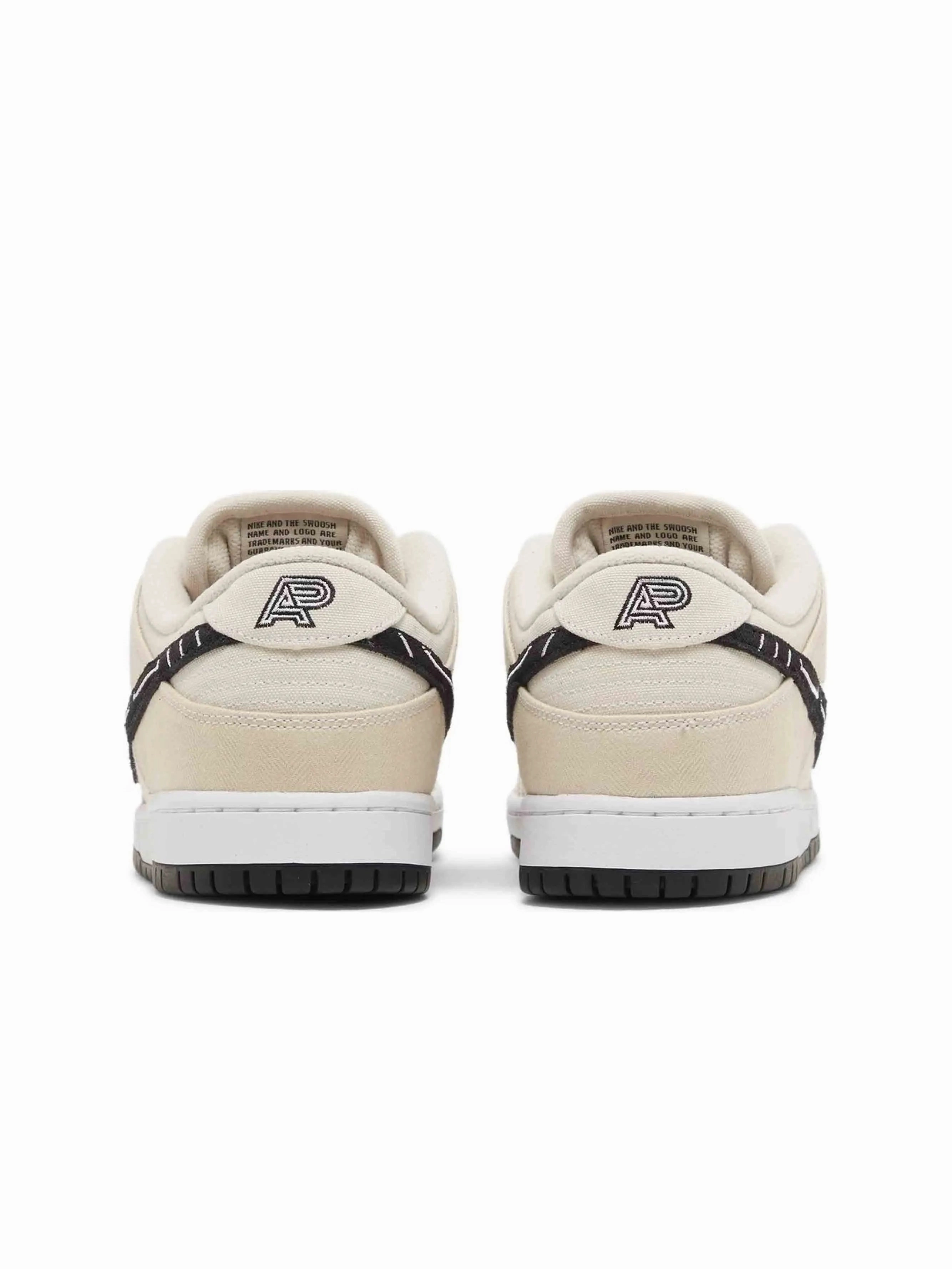 Nike SB Dunk Low Albino & Preto fulfillment Brooks DNA Loft