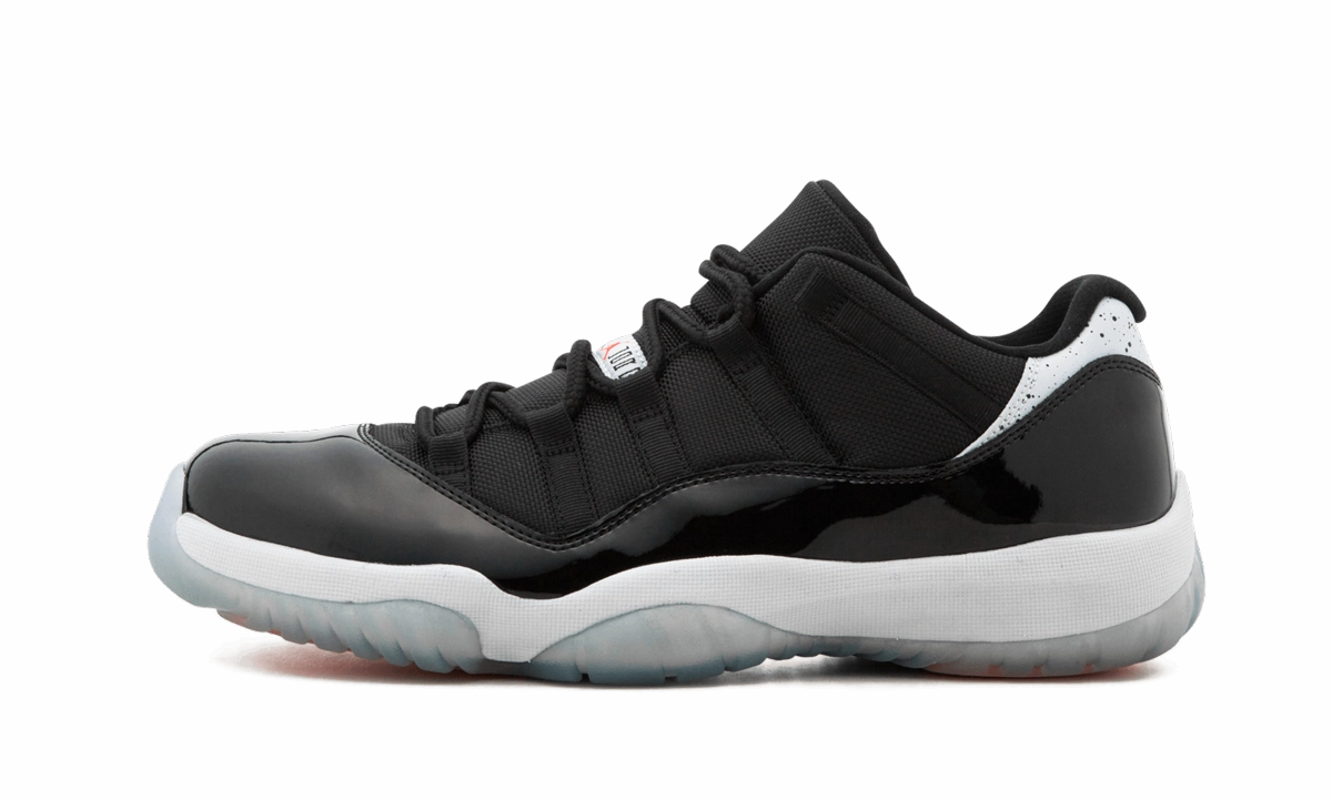 Color - coordinated jungle shoes Air Jordan 11 Retro Low "Infrared"