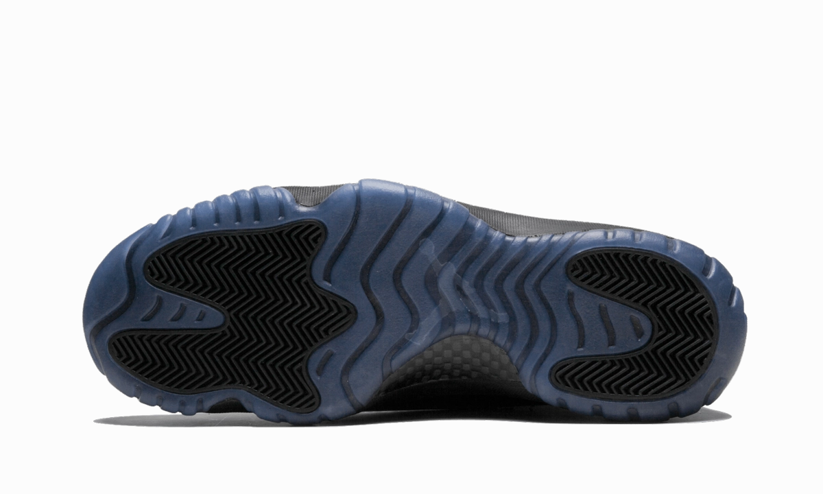 running with a whistle Air Jordan 11 Retro "Cap & Gown"