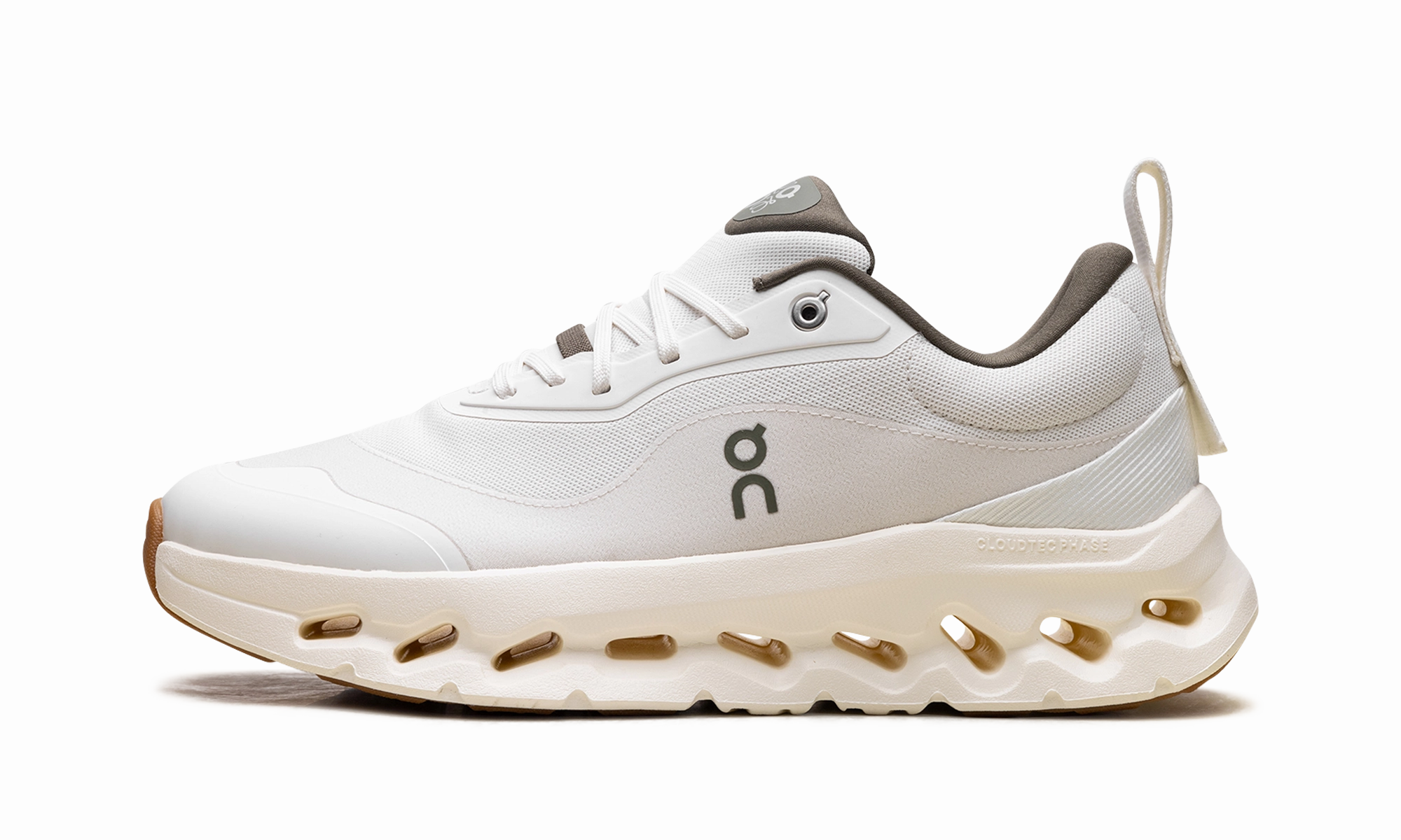 Cloudtilt 2 "LOEWE White Khaki" outdoor running shoe application running in new tracks shoes