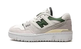550 WMNS "Sea Salt / Nori" running - posture