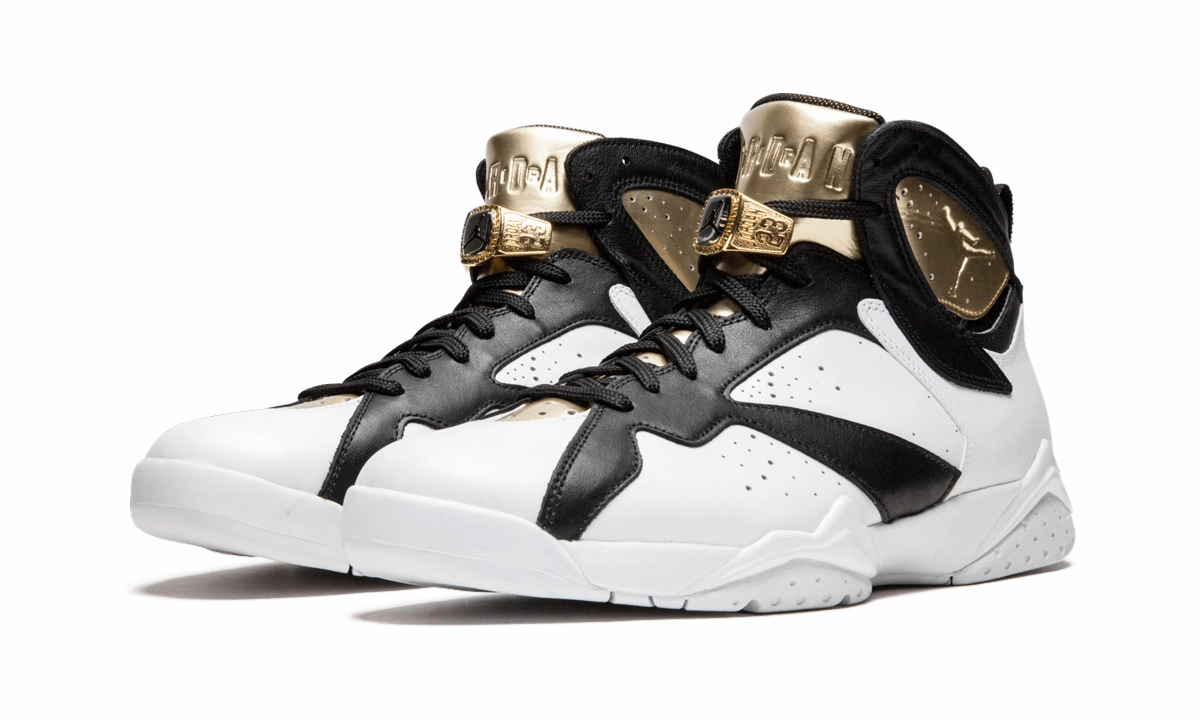 Air Jordan 7 Retro C&C "Champagne" snow running option action - themed running wear