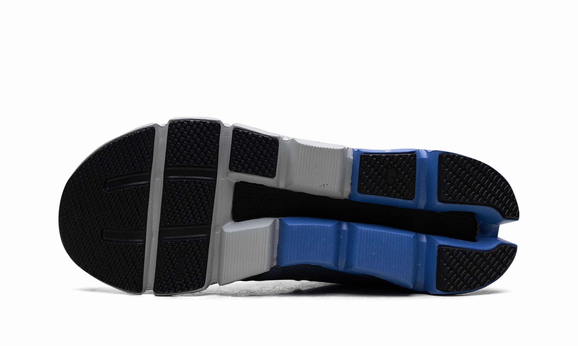 Cloudflyer 4 "Metal Lapis" running in a racecourse running in rainy weather