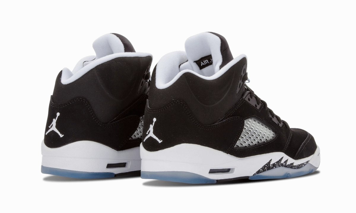 Air Jordan 5 Retro GS "Oreo" superhero - themed running option Neutral alignment