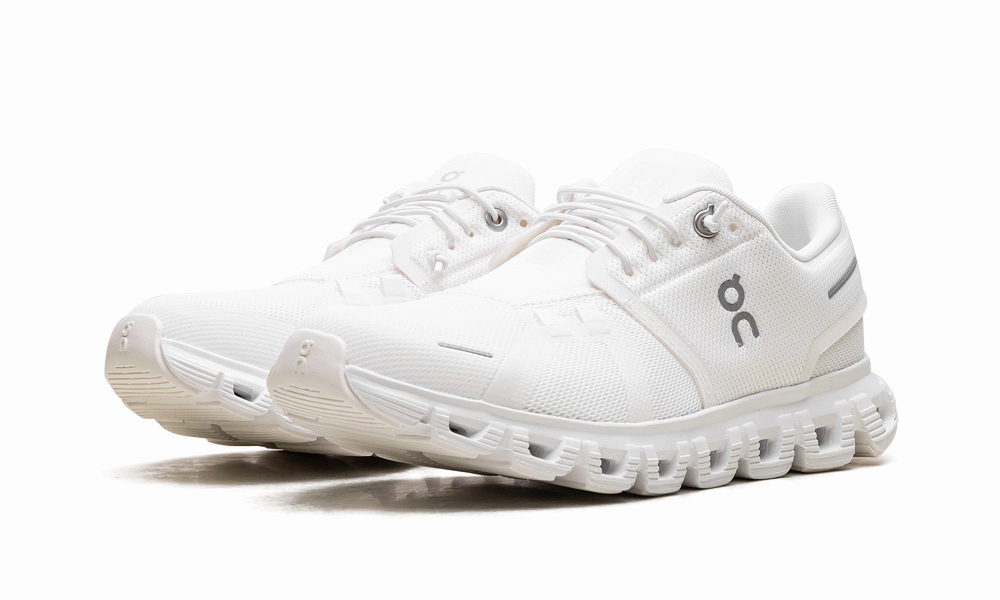 Cloud 6 WMNS "White White" running with a group Fast Recovery
