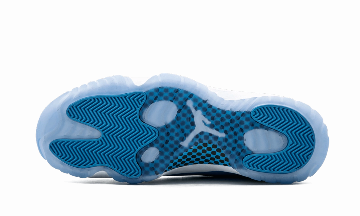 Air Jordan 11 Retro Low "UNC" warm - up runs