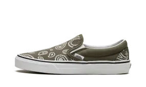 Classic Slip-On "Peace Paisley" Pet Jog Throw Step