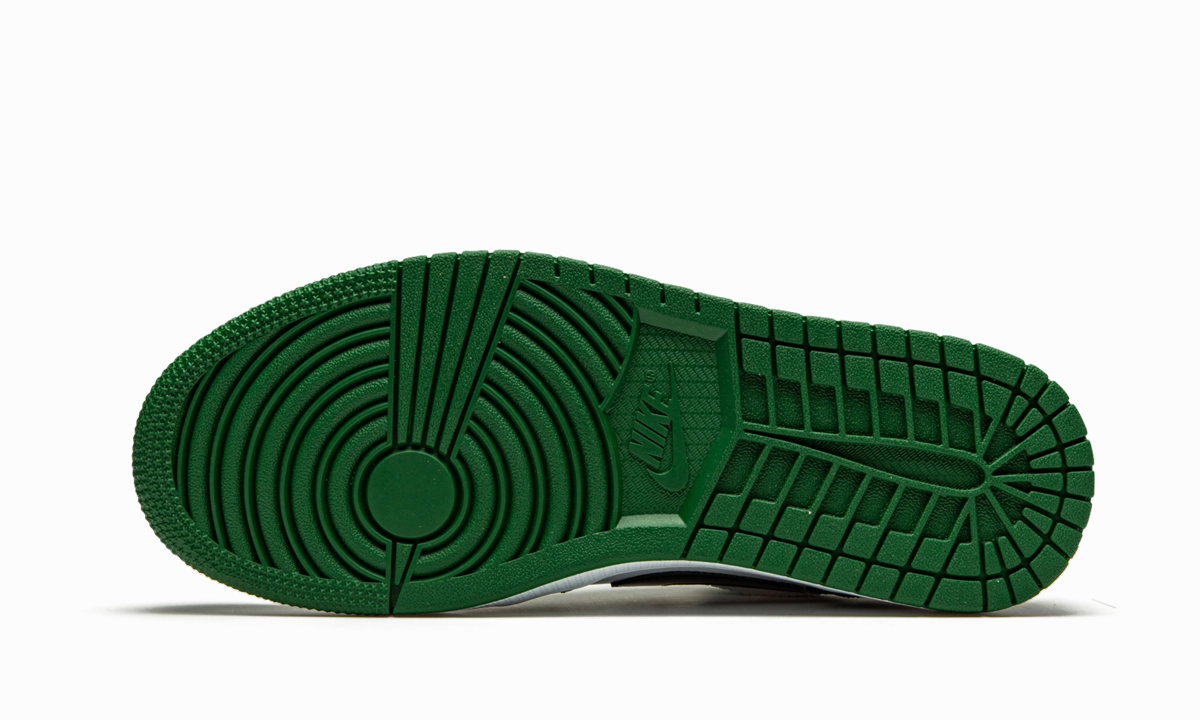 Air Jordan 1 Low "Pine Green" Balanced feel