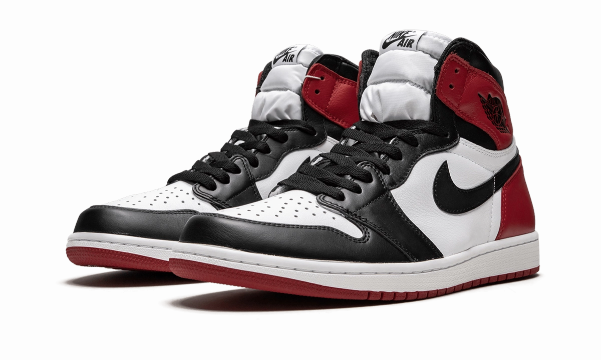 Lace Secure Ergonomic Build Air Jordan 1 Retro High OG "Black Toe 2016"