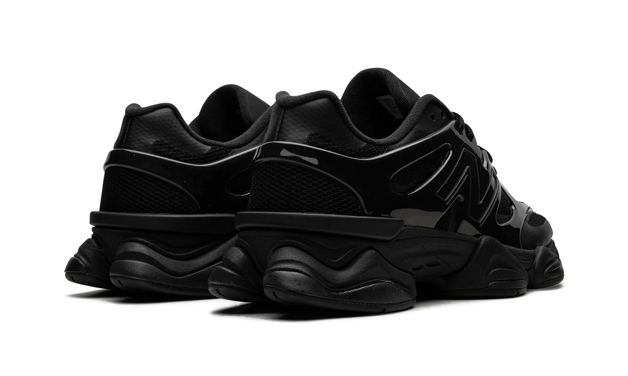 9060 "Sea Stone Black" running in a tropical area