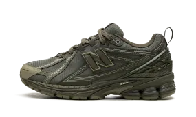 1906R "Dark Moss" Meet Walk