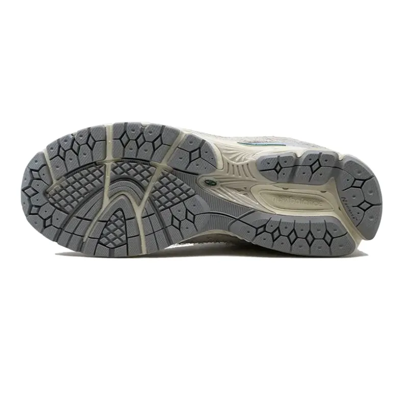 Stair Climb New Balance 2002R Linen