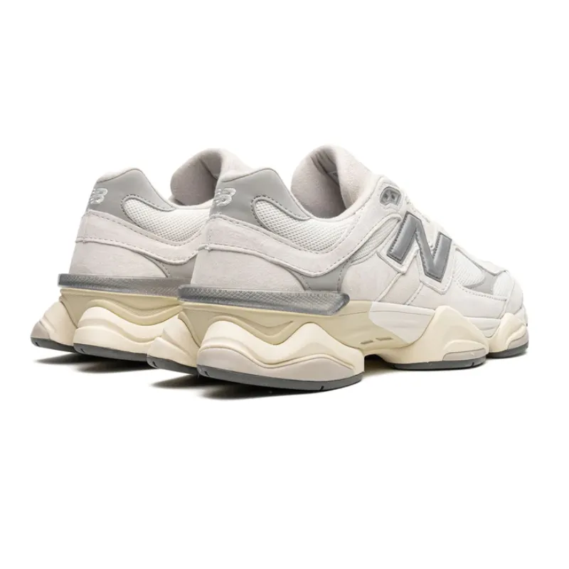 Friend Jog Tunnel Walk New Balance 9060 Sea Salt White