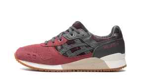 Color run running in a gondola station area shoes Gel Lyte 3 OG "Brisket Red"